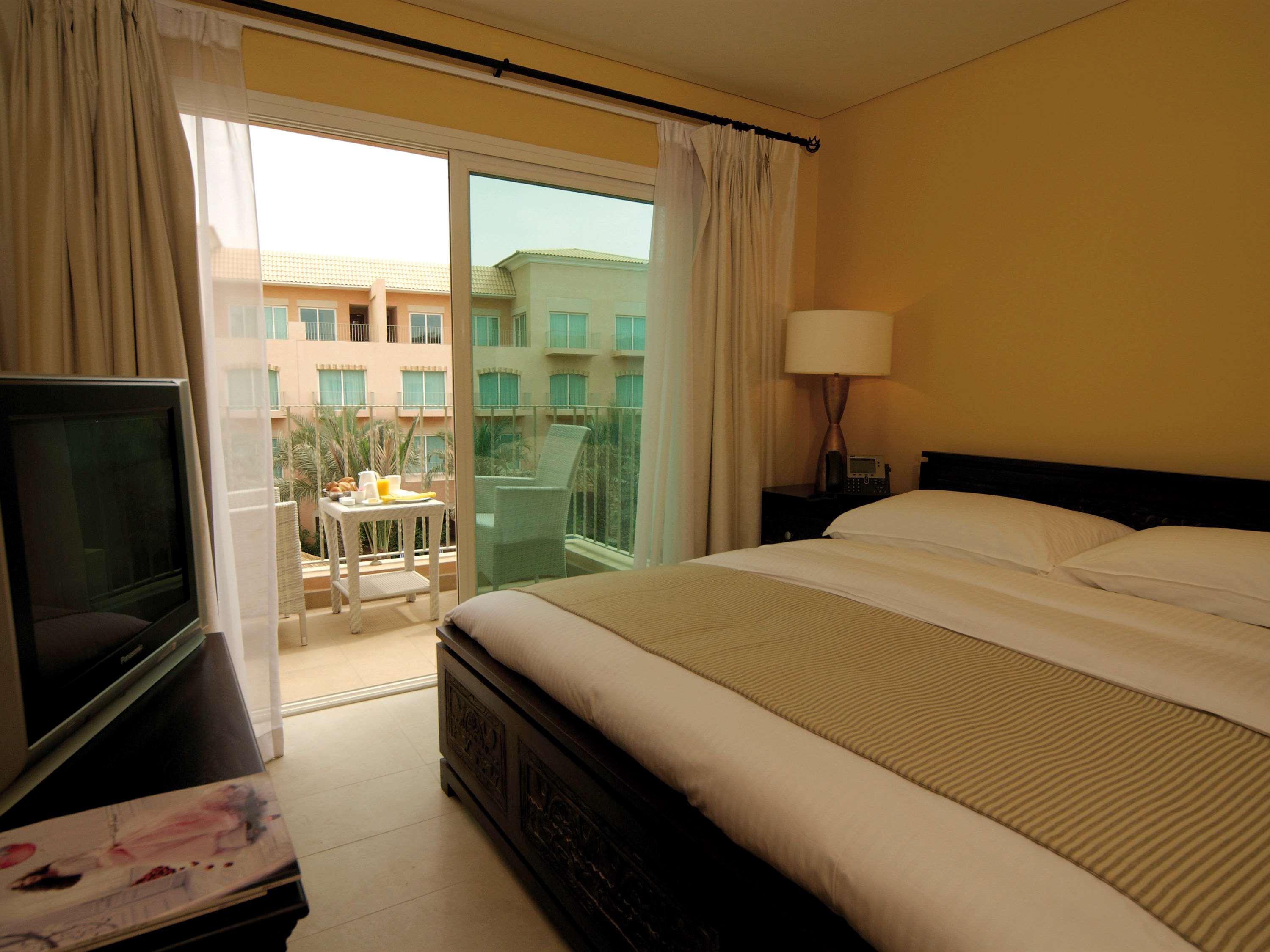 Mövenpick Hotel&Resort Al Bida'a Salmiya Exteriör bild A bedroom at the hotel