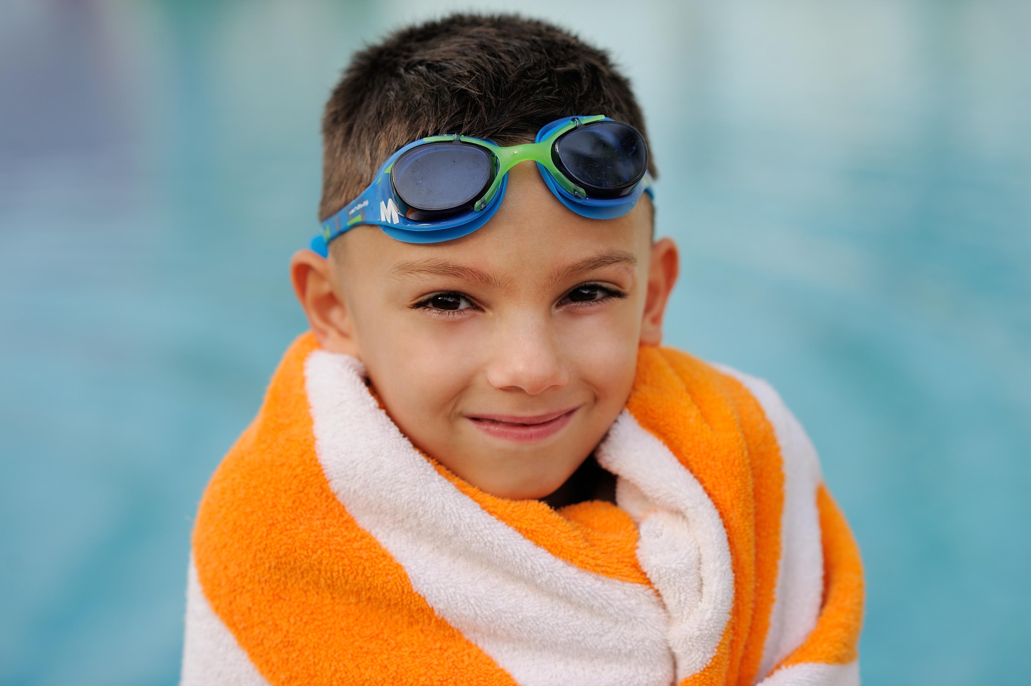 Mövenpick Hotel&Resort Al Bida'a Salmiya Exteriör bild A child wearing swim goggles
