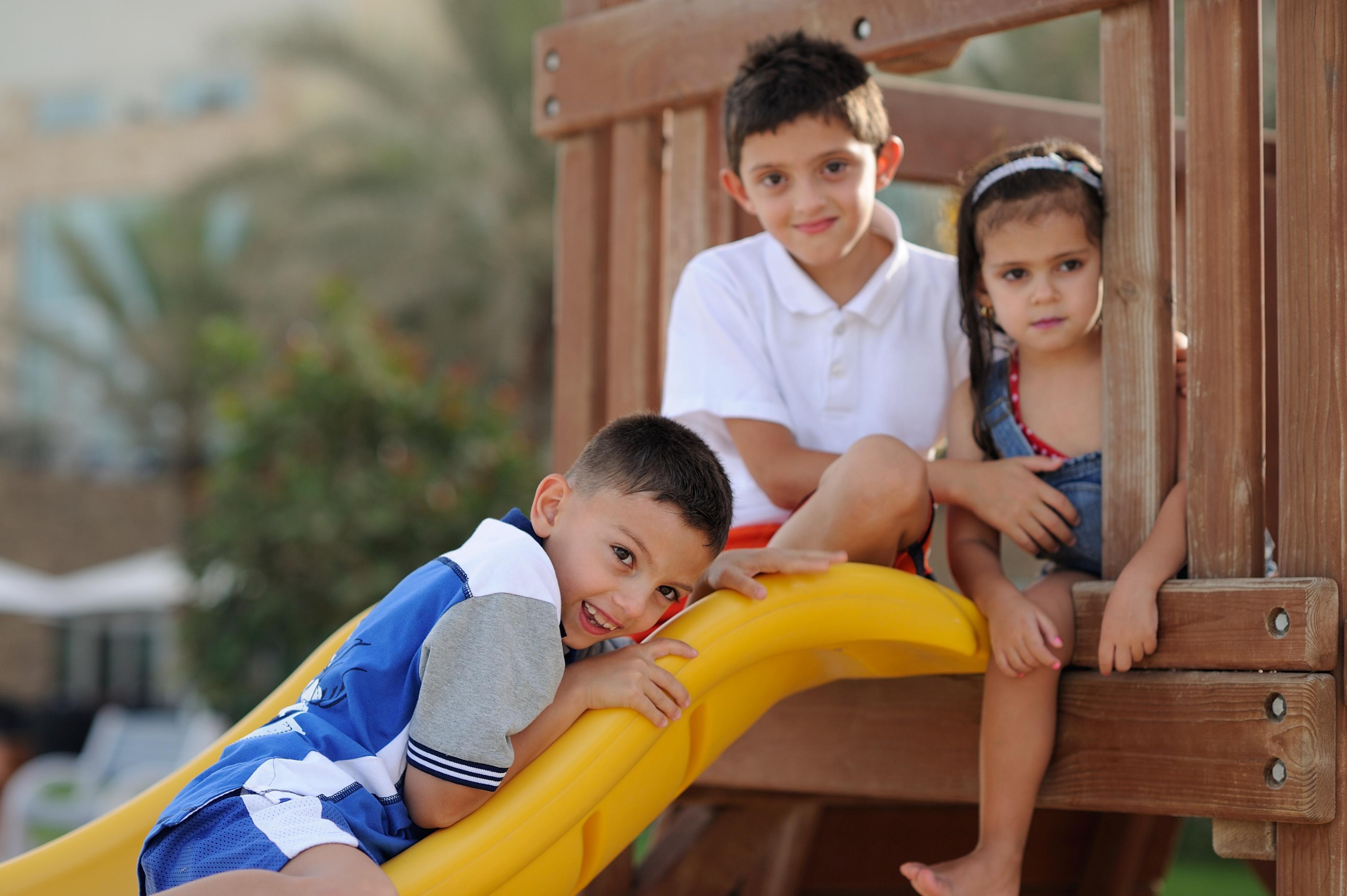 Mövenpick Hotel&Resort Al Bida'a Salmiya Exteriör bild Children playing on a slide