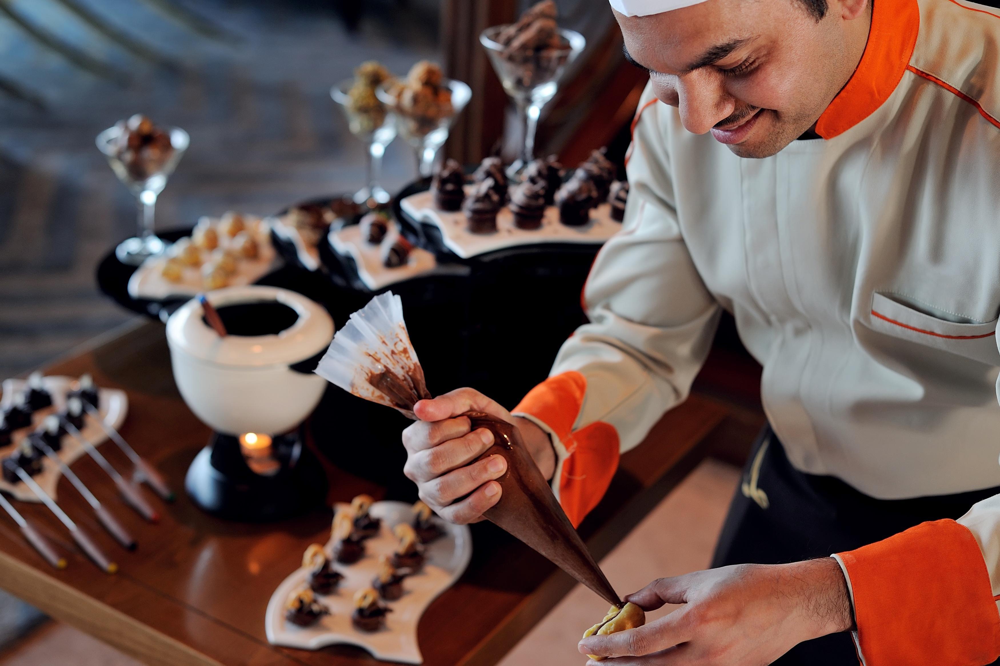 Mövenpick Hotel&Resort Al Bida'a Salmiya Exteriör bild A pastry chef at work