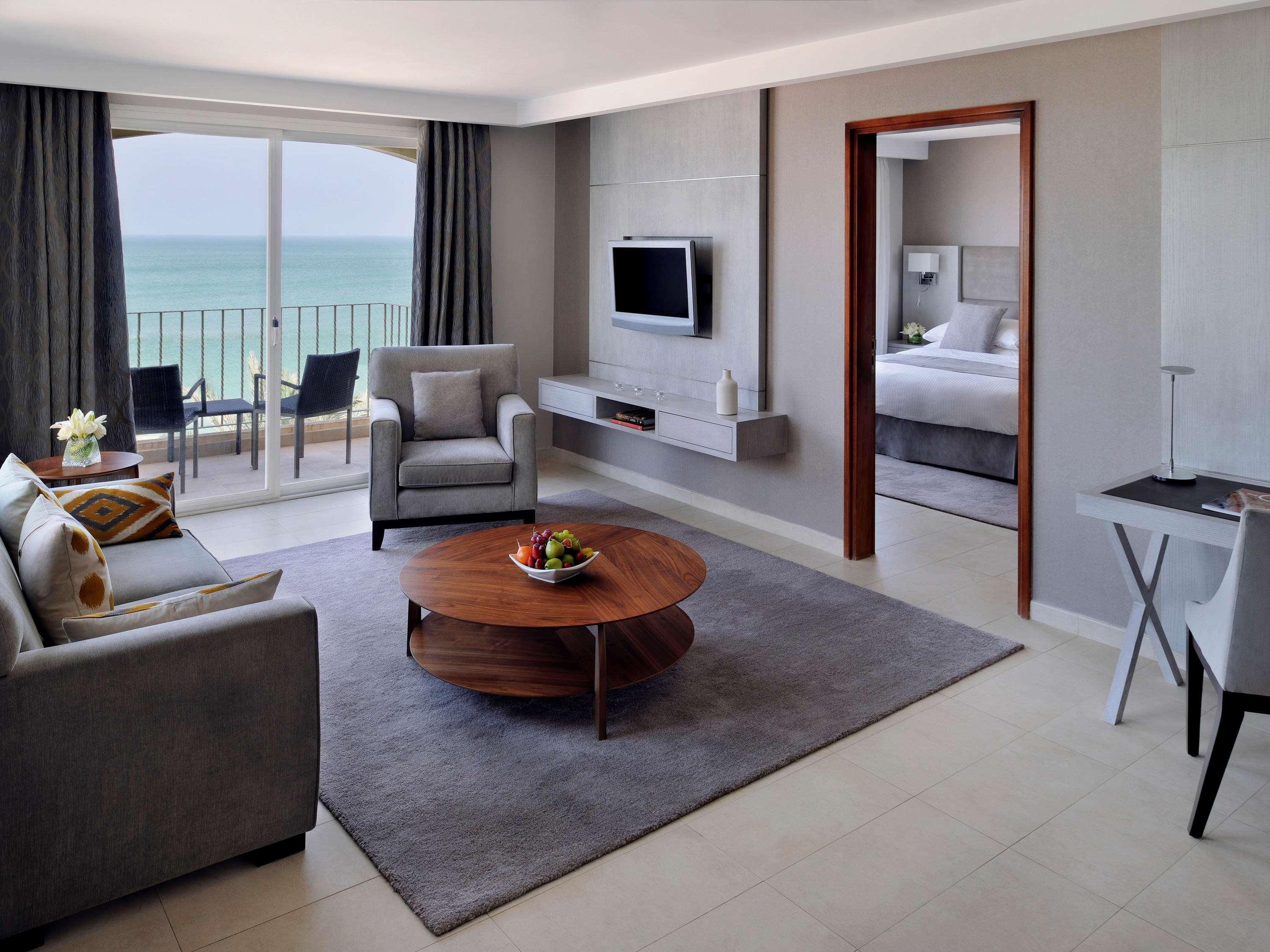 Mövenpick Hotel&Resort Al Bida'a Salmiya Exteriör bild A suite at the Jumeirah Beach Hotel