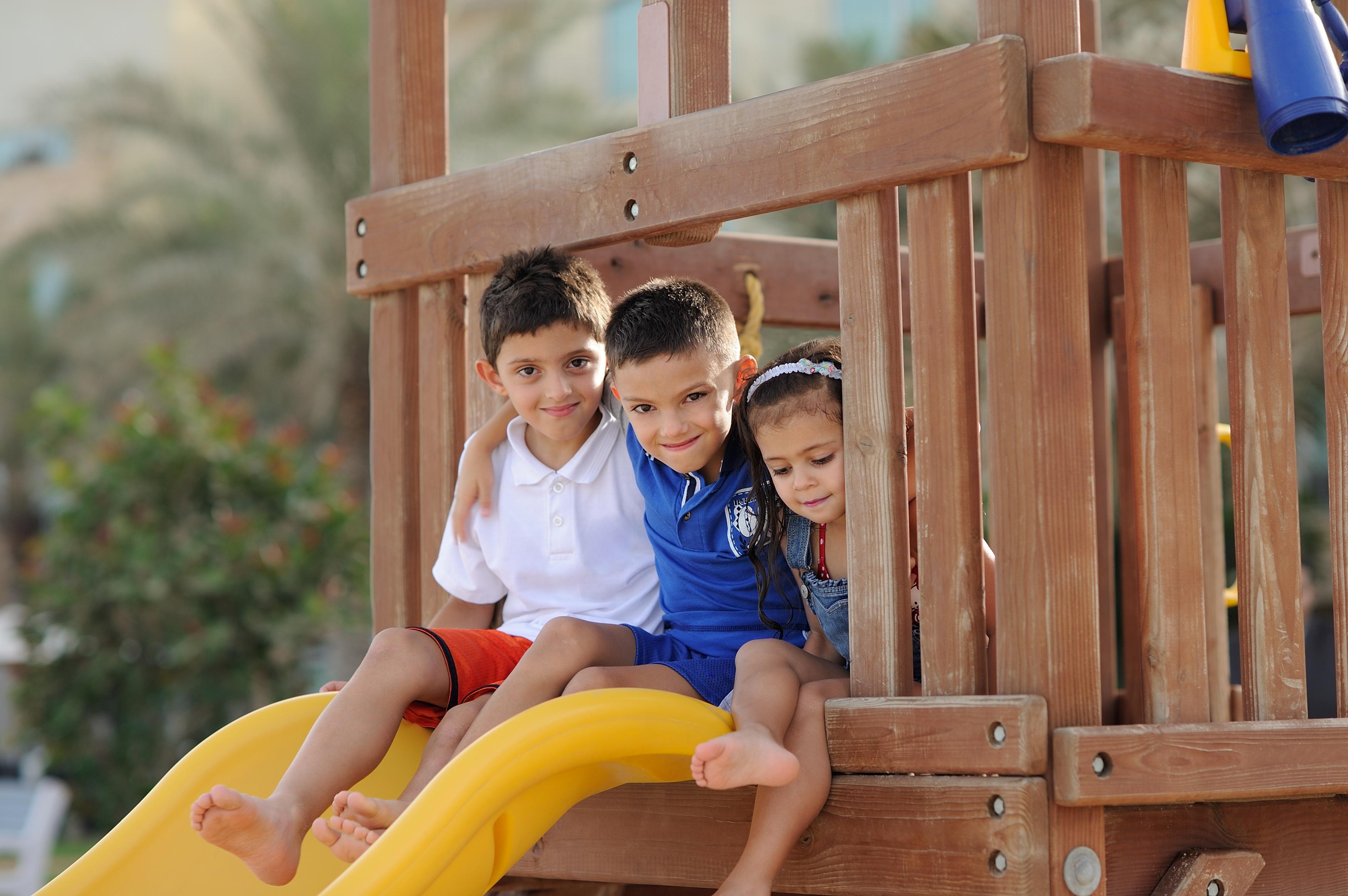 Mövenpick Hotel&Resort Al Bida'a Salmiya Exteriör bild Children playing on a slide