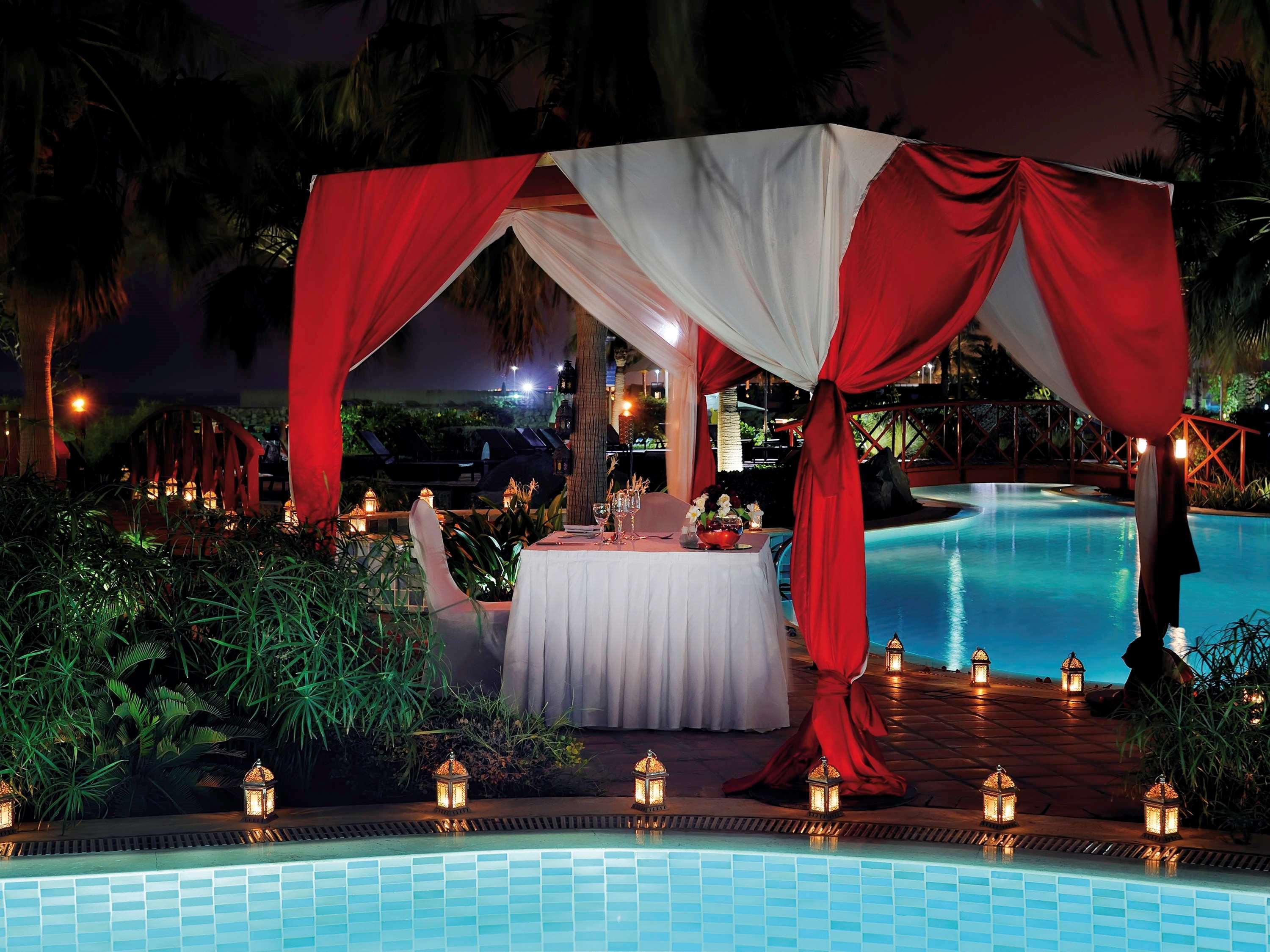 Mövenpick Hotel&Resort Al Bida'a Salmiya Exteriör bild A poolside dinner at the Taj Bengal