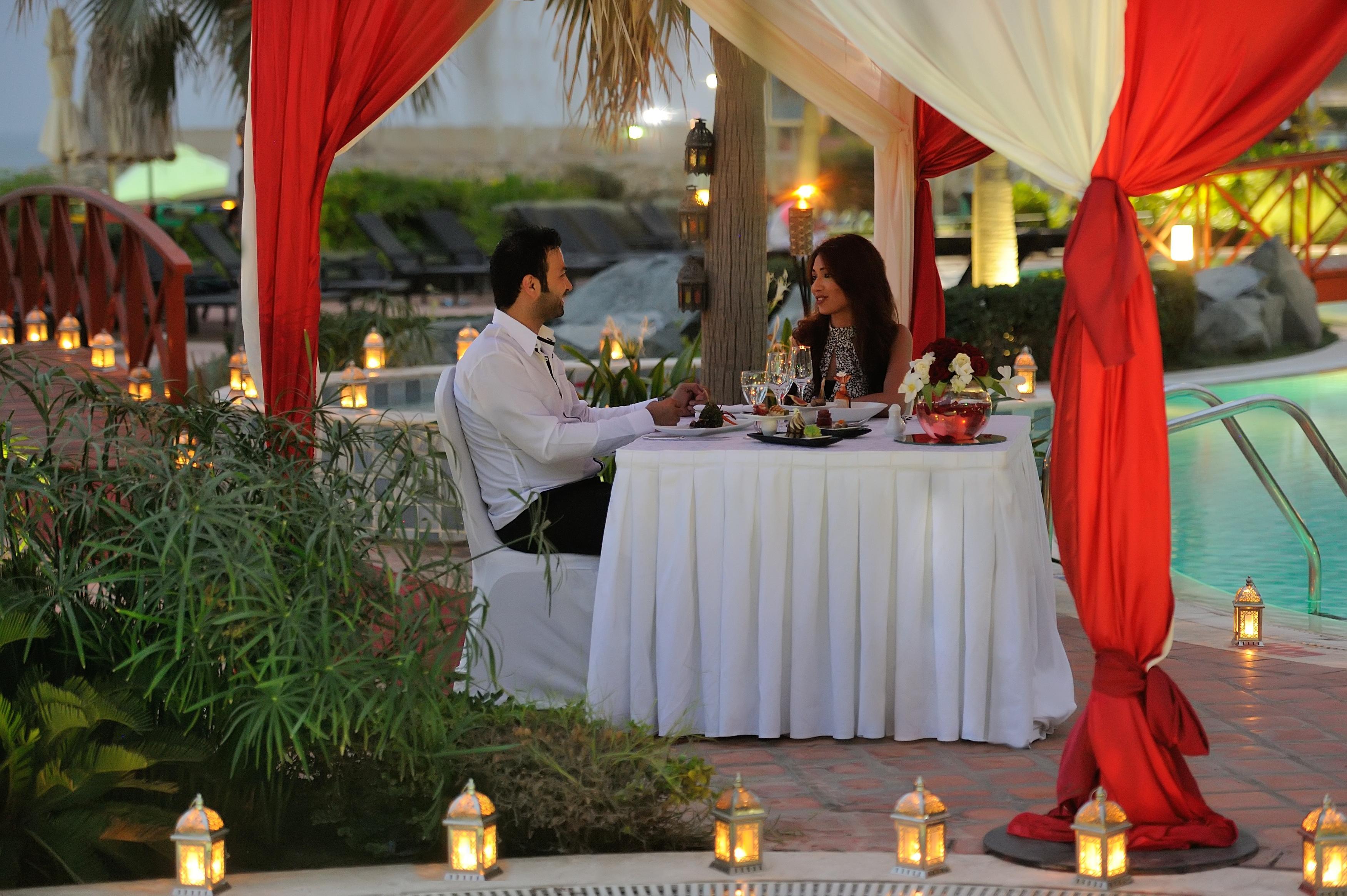 Mövenpick Hotel&Resort Al Bida'a Salmiya Exteriör bild A couple dining at the resort