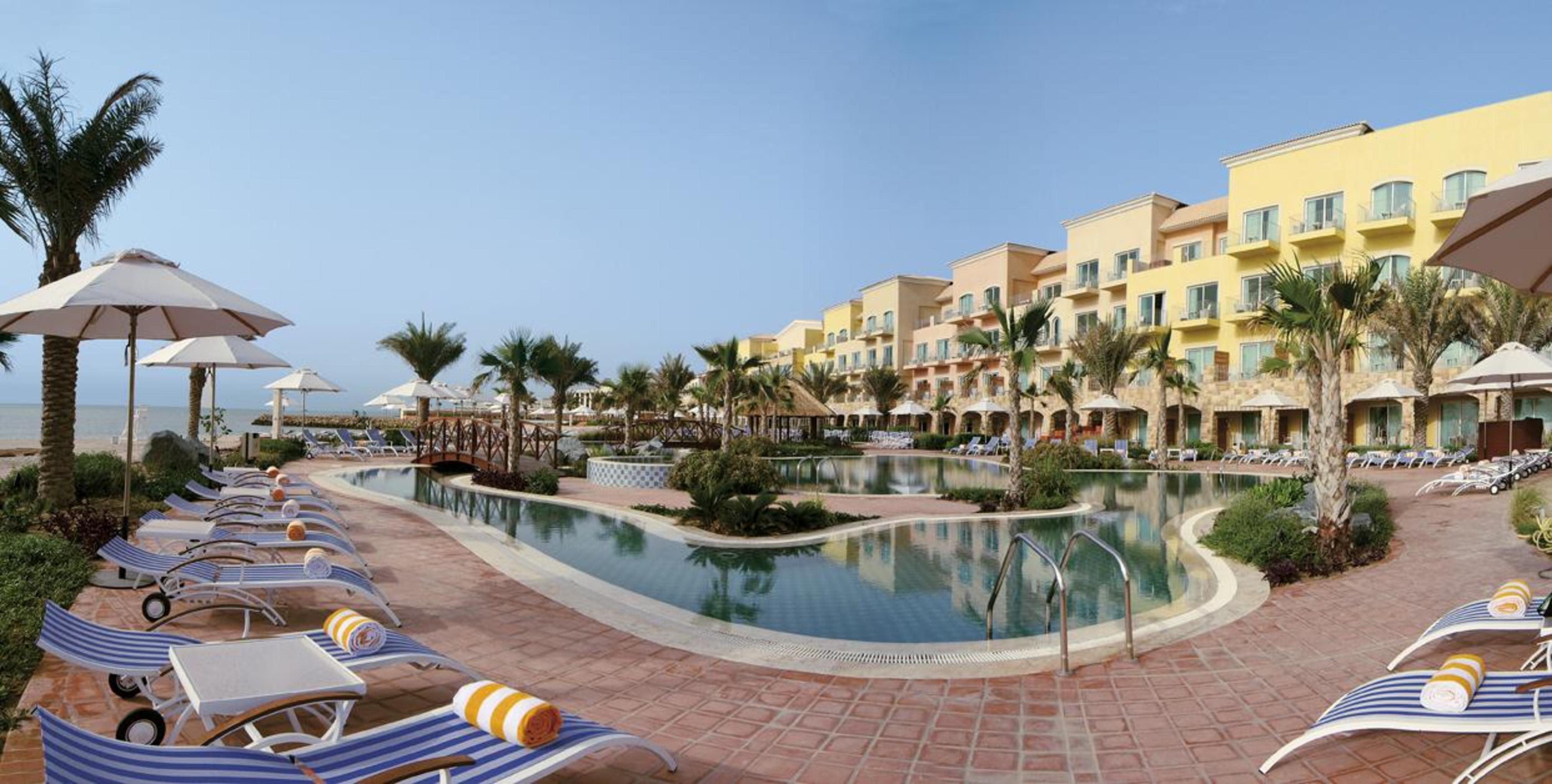 Mövenpick Hotel&Resort Al Bida'a Salmiya Exteriör bild The swimming pool at the resort