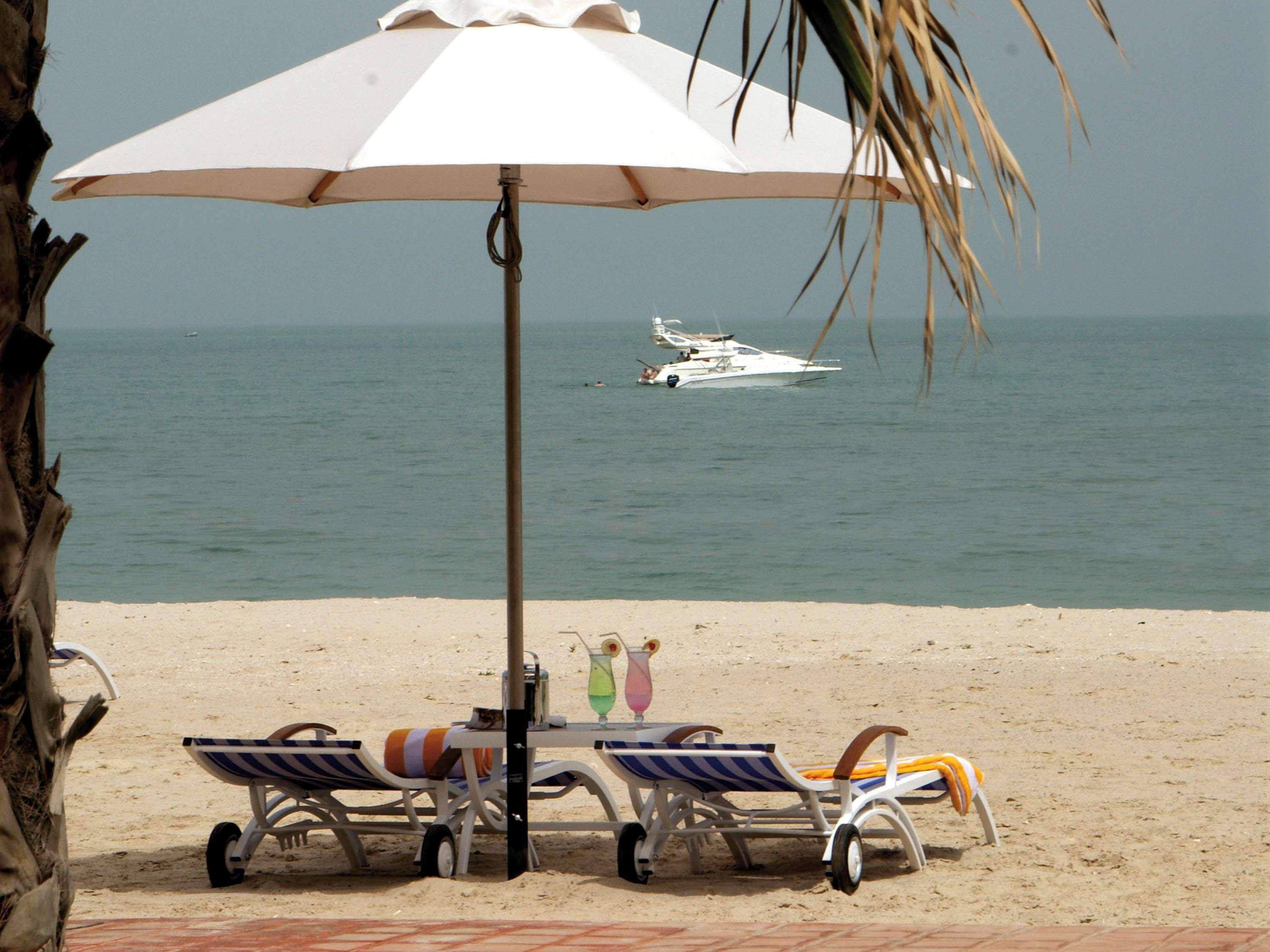 Mövenpick Hotel&Resort Al Bida'a Salmiya Exteriör bild Beach at the Palm Beach Hotel