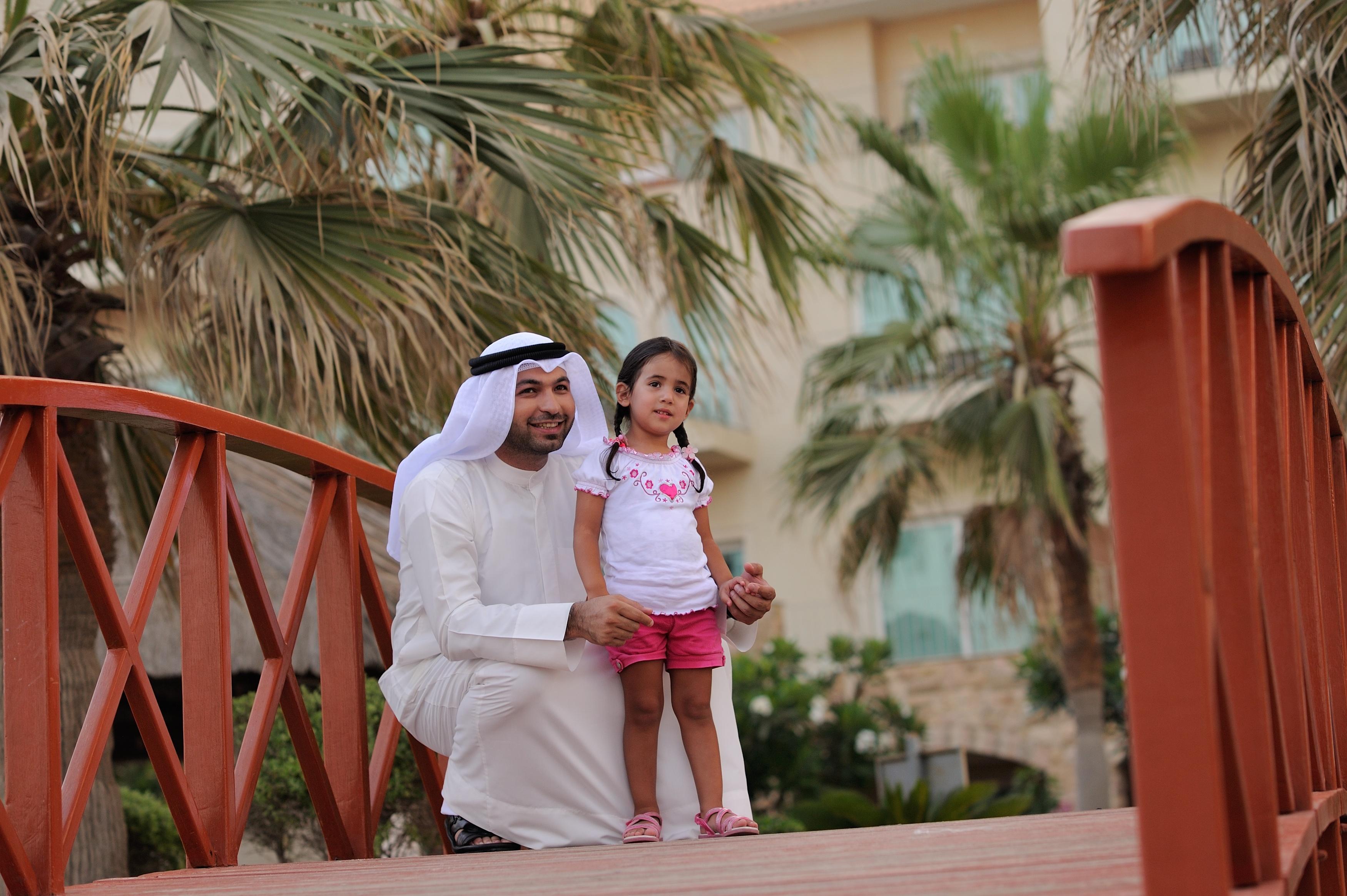 Mövenpick Hotel&Resort Al Bida'a Salmiya Exteriör bild A father and daughter in Al-Shaqra, Saudi Arabia