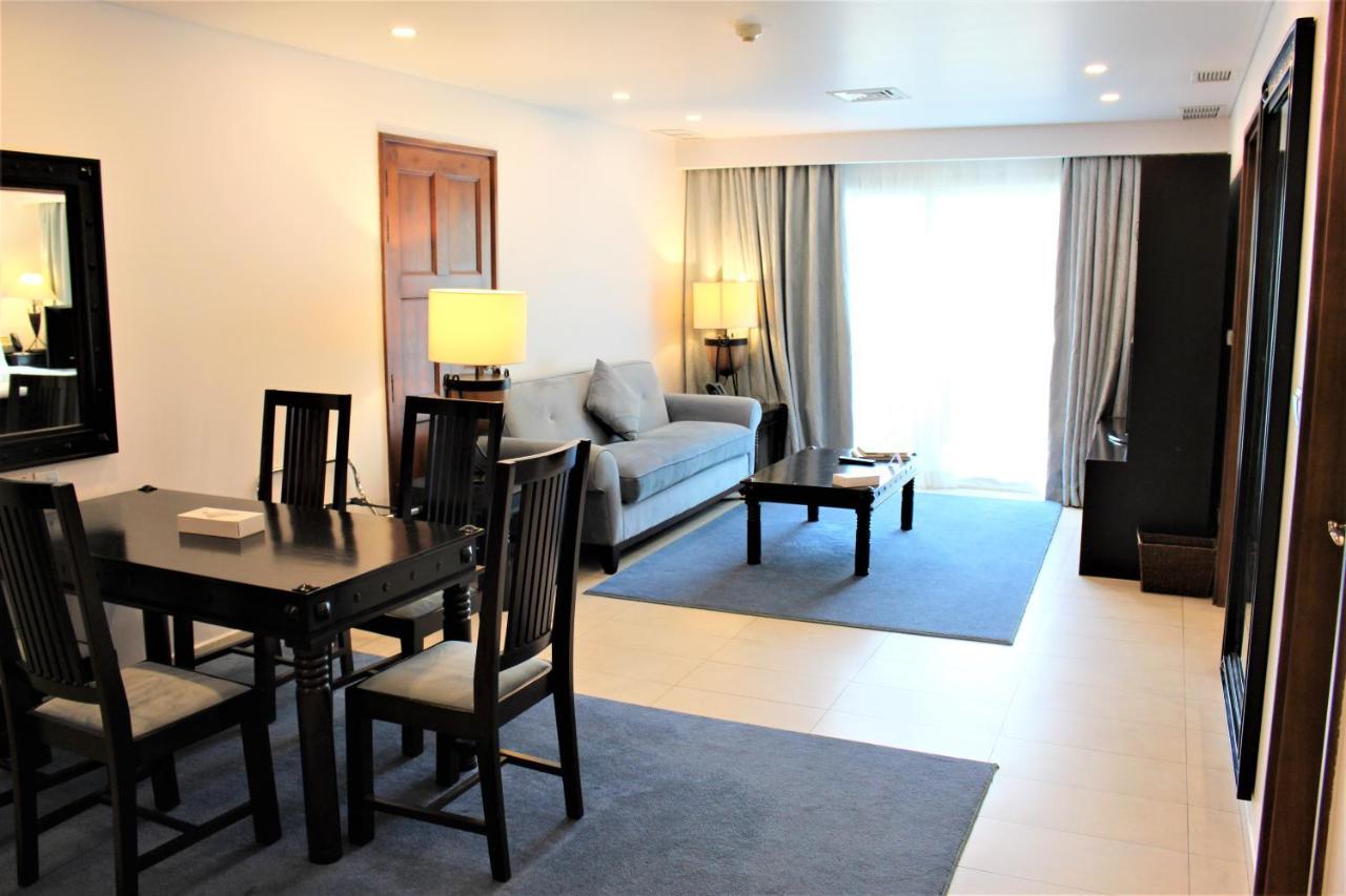 Mövenpick Hotel&Resort Al Bida'a Salmiya Exteriör bild A living room in a suite at the hotel