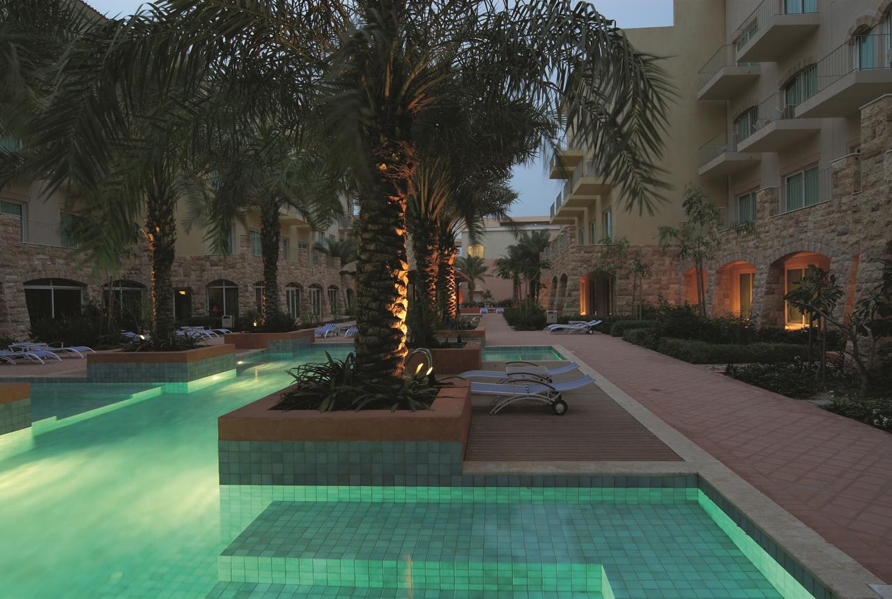 Mövenpick Hotel&Resort Al Bida'a Salmiya Rum bild The pool at the hotel