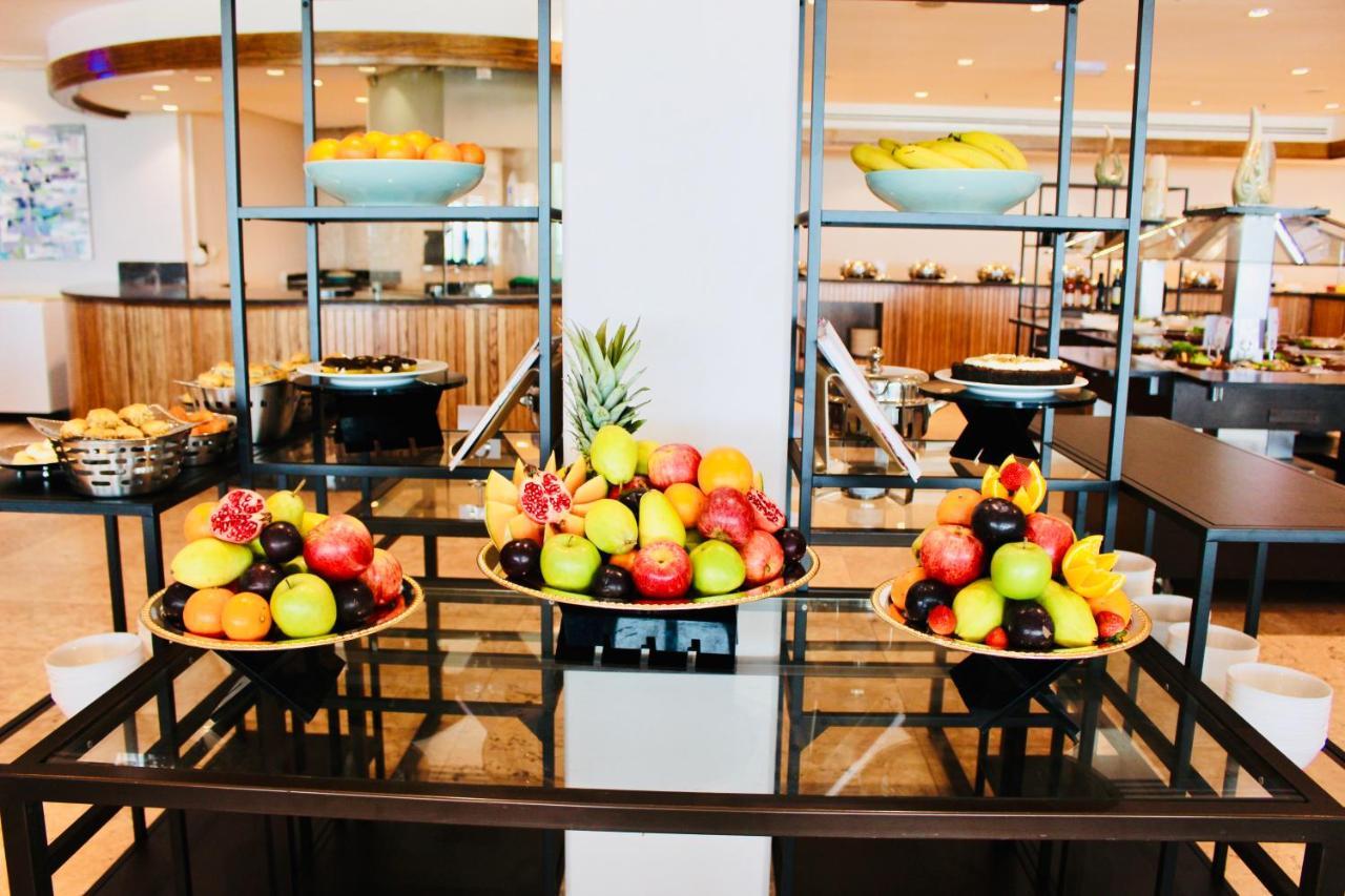 Mövenpick Hotel&Resort Al Bida'a Salmiya Exteriör bild Fruit display at a buffet