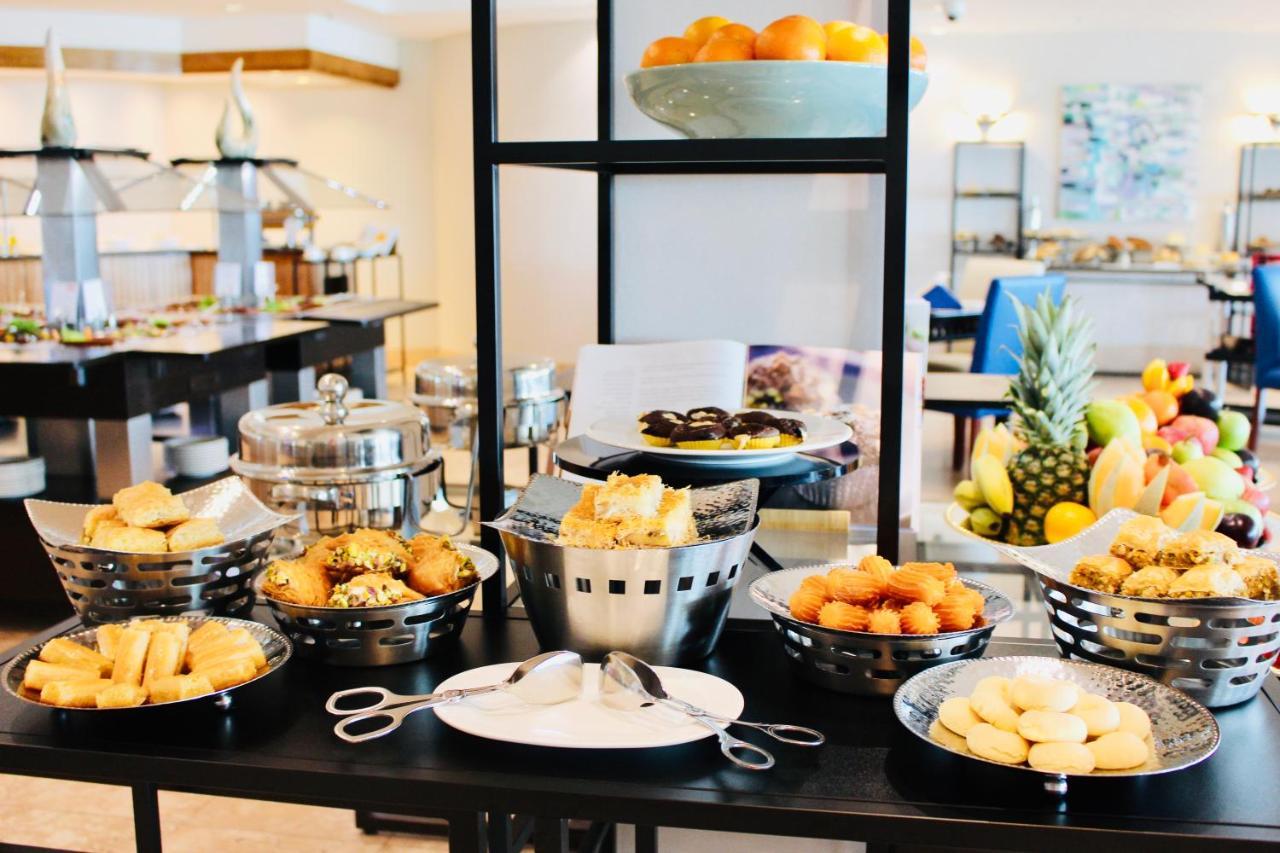Mövenpick Hotel&Resort Al Bida'a Salmiya Exteriör bild A buffet at a hotel